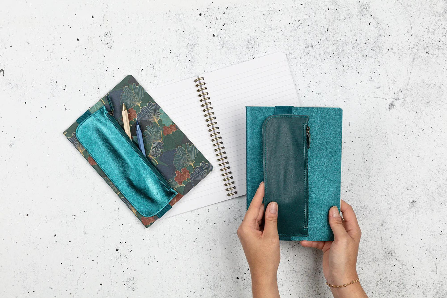 Ginkgo, Reversible leather case for A5 notebook (2 faces: a leather side tinted green fir, a leathery side blue indigo) with an elastic 19x7.5 cm (Pack x3)