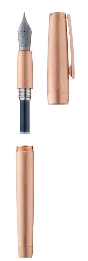 Stylo en métal précieux, corps et attributs or rose 5N brossé, plume titanium EF