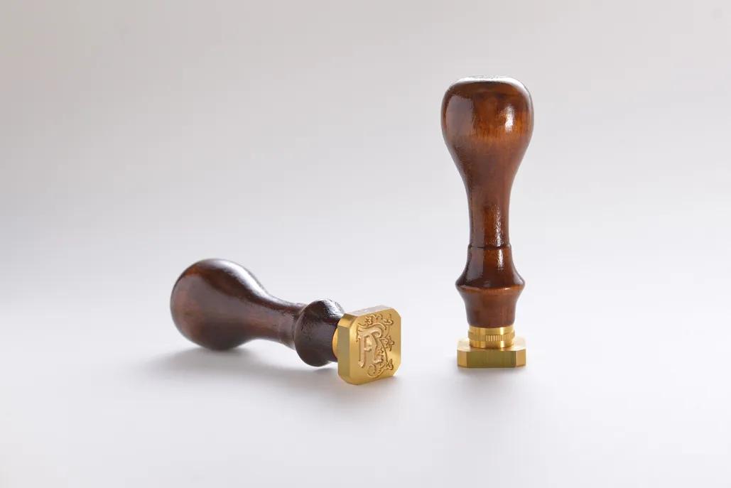 Quadratische Schraubendichtung (luminiertes Buchstaben) mit lackiertem Holzgriff - A (Paket x2)
