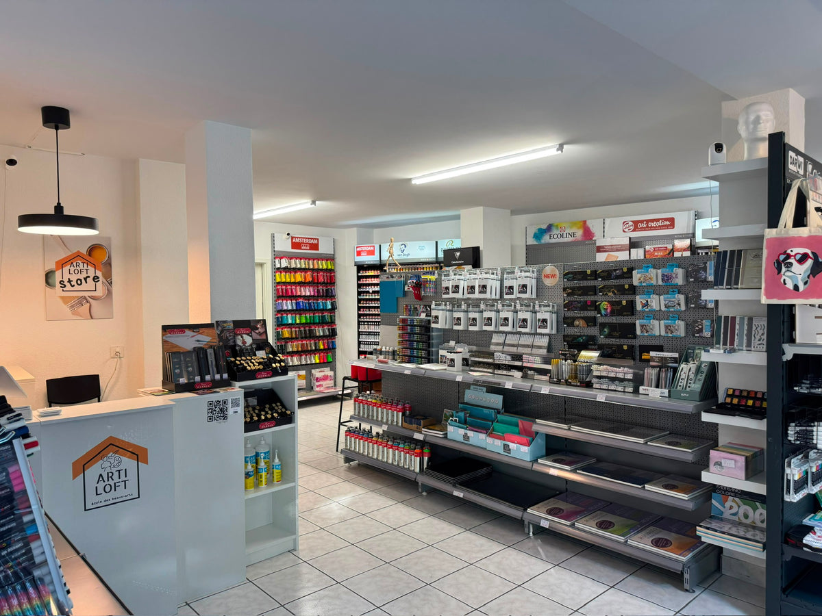 Intérieur éclairé d’ARTILOFT Store à Montreux