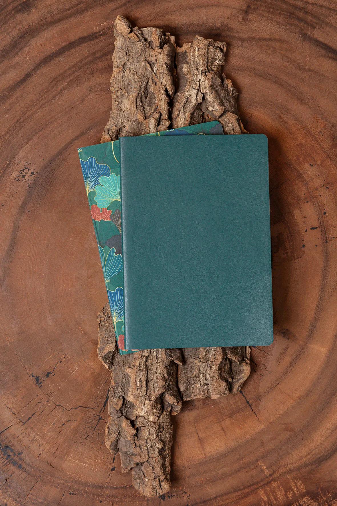 Ginkgo, Set of 2 notebooks sewn wire A5 14,8x21 cm, 64 pages, lineed. 1 leather cover book + 1 card cover card printed, ass.