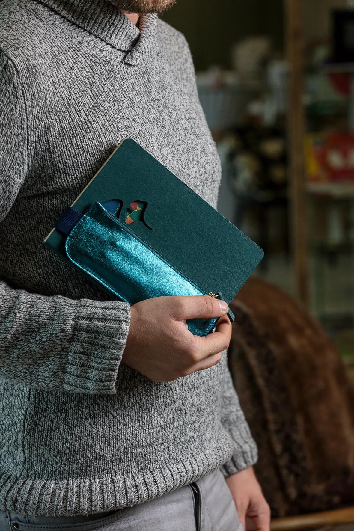 Ginkgo, Reversible leather case for A5 notebook (2 faces: a leather side tinted green fir, a leathery side blue indigo) with an elastic 19x7.5 cm (Pack x3)
