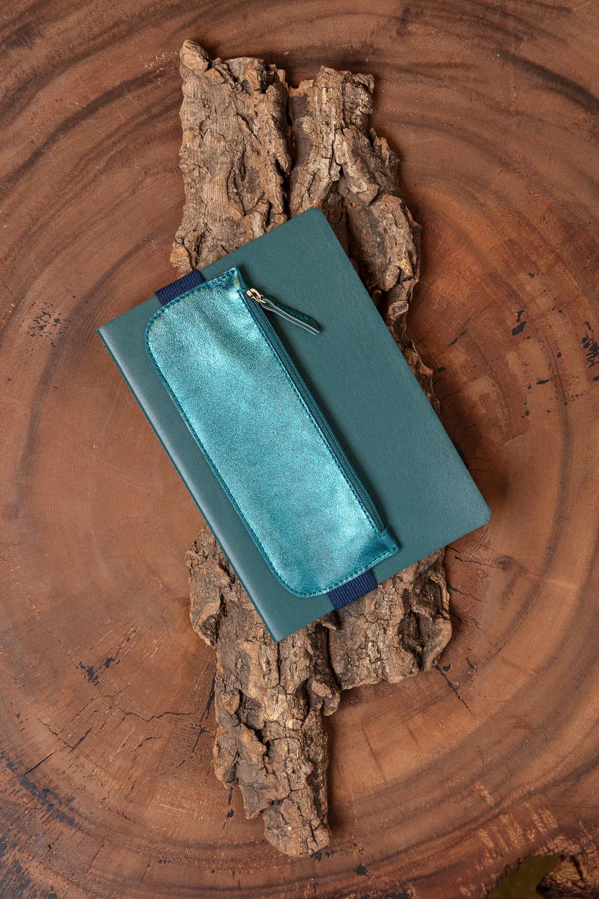 Ginkgo, Reversible leather case for A5 notebook (2 faces: a leather side tinted green fir, a leathery side blue indigo) with an elastic 19x7.5 cm (Pack x3)