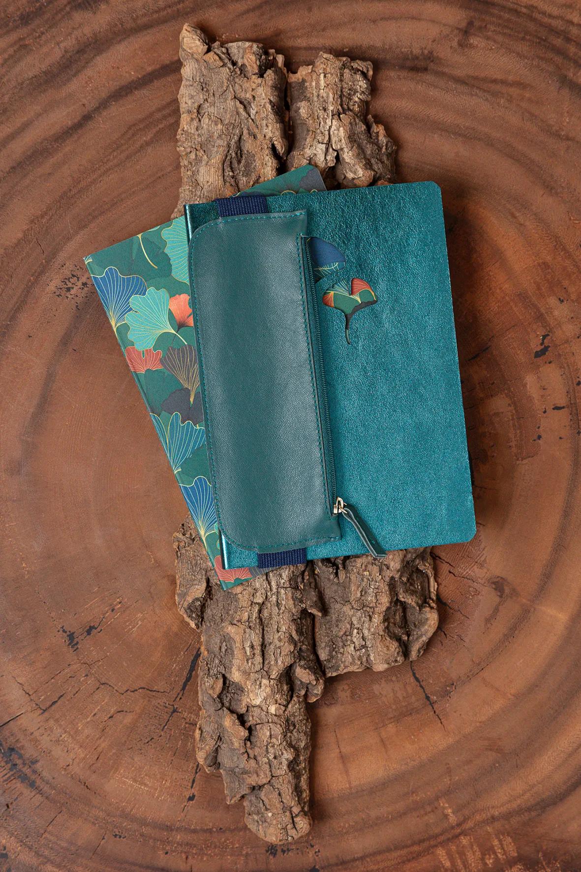 Ginkgo, Reversible leather case for A5 notebook (2 faces: a leather side tinted green fir, a leathery side blue indigo) with an elastic 19x7.5 cm (Pack x3)