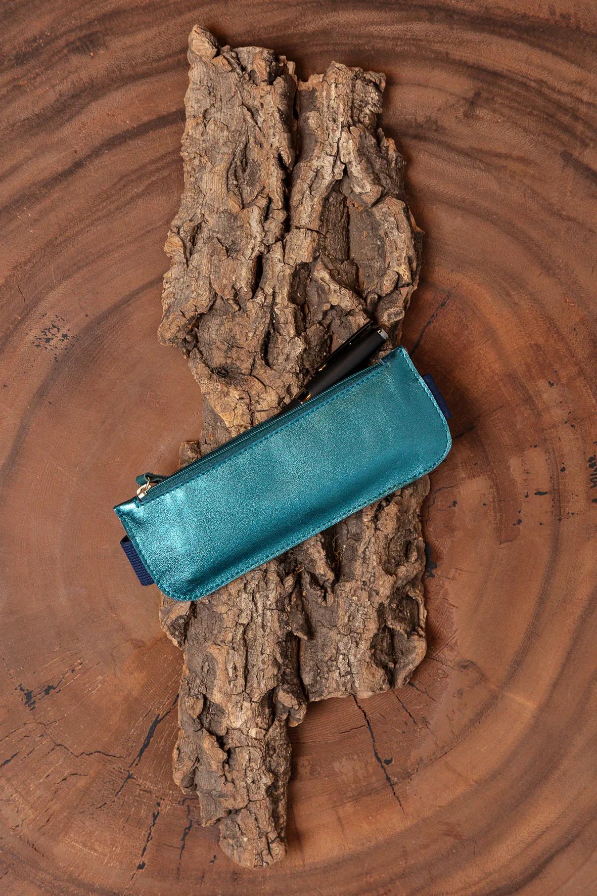 Ginkgo, Reversible leather case for A5 notebook (2 faces: a leather side tinted green fir, a leathery side blue indigo) with an elastic 19x7.5 cm (Pack x3)