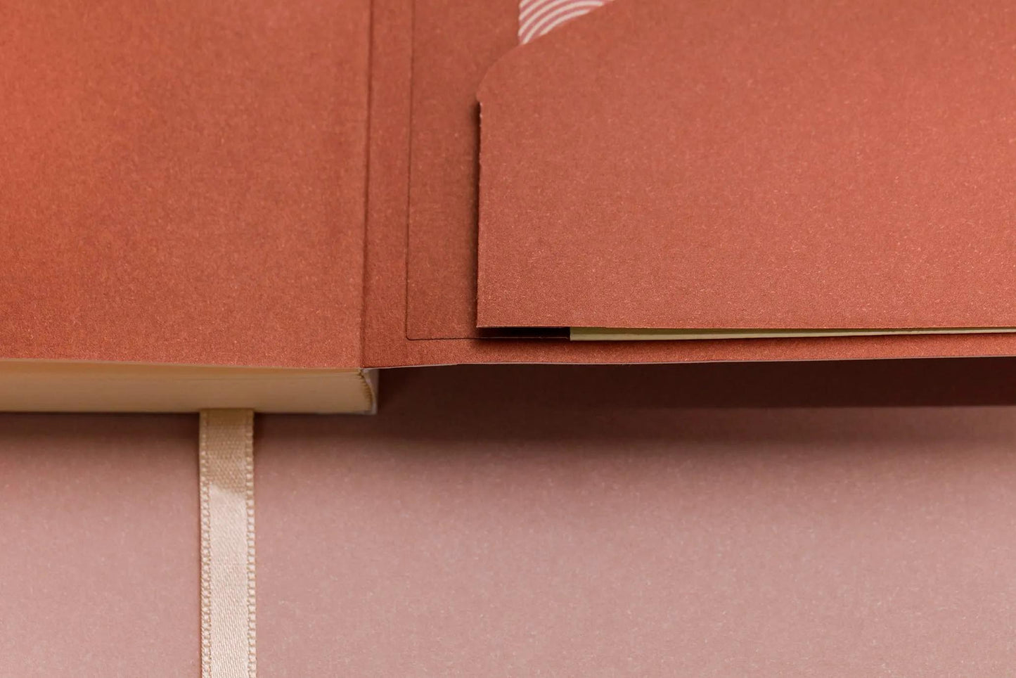 Terracotta, DaytoDay quotidiano A5 14,8x21 cm, 192 pagine, dote, soffietto sul retro, marcatore, chiusura elastica, culo. (Pacchetto x4)