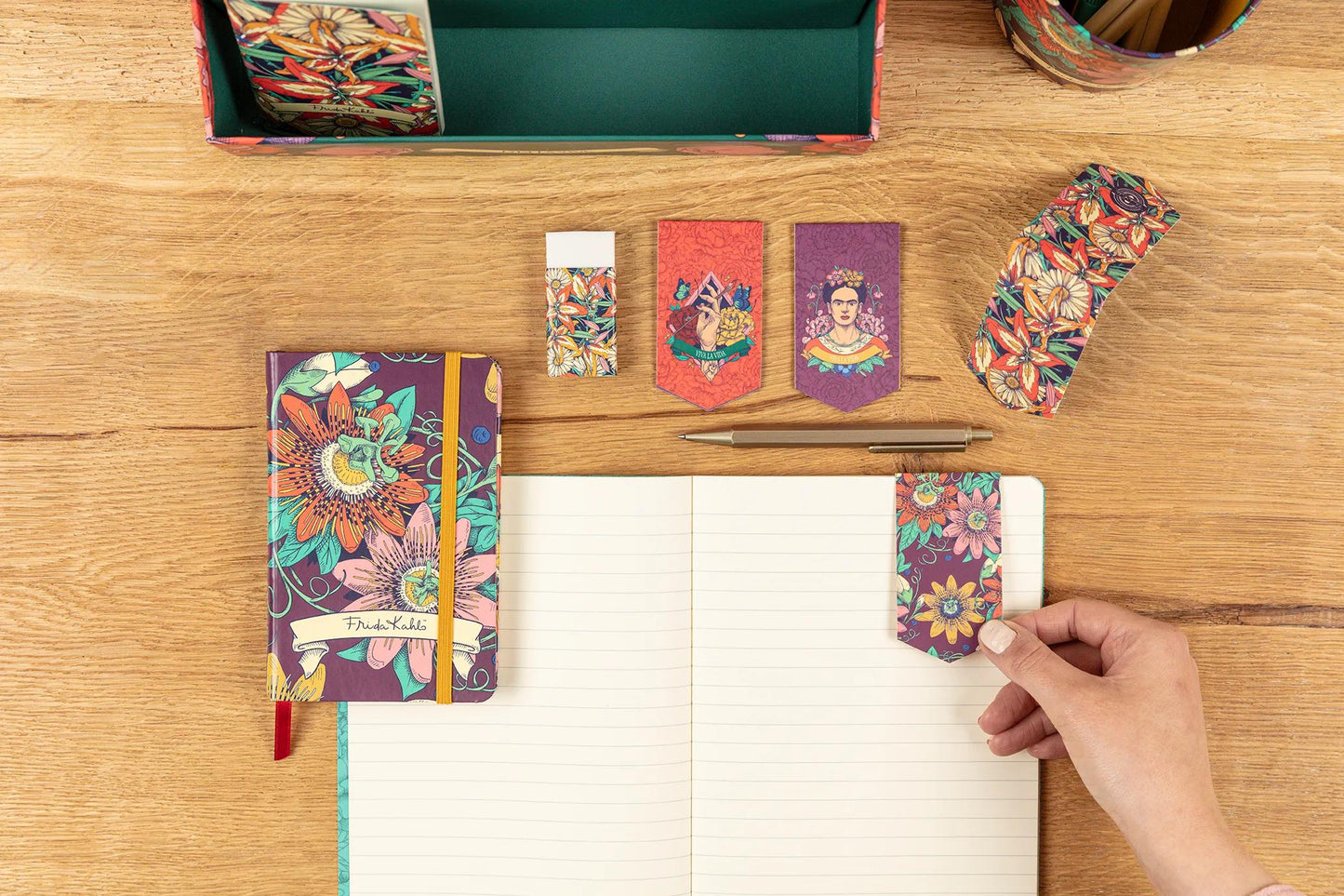 Frida Kahlo, A6 Hard-Wrapped Notebook 10.5x14.8 cm, 160 Seiten, glatt, Seitenmarke, elastischer Verschluss, Arsch. (Paket x4)