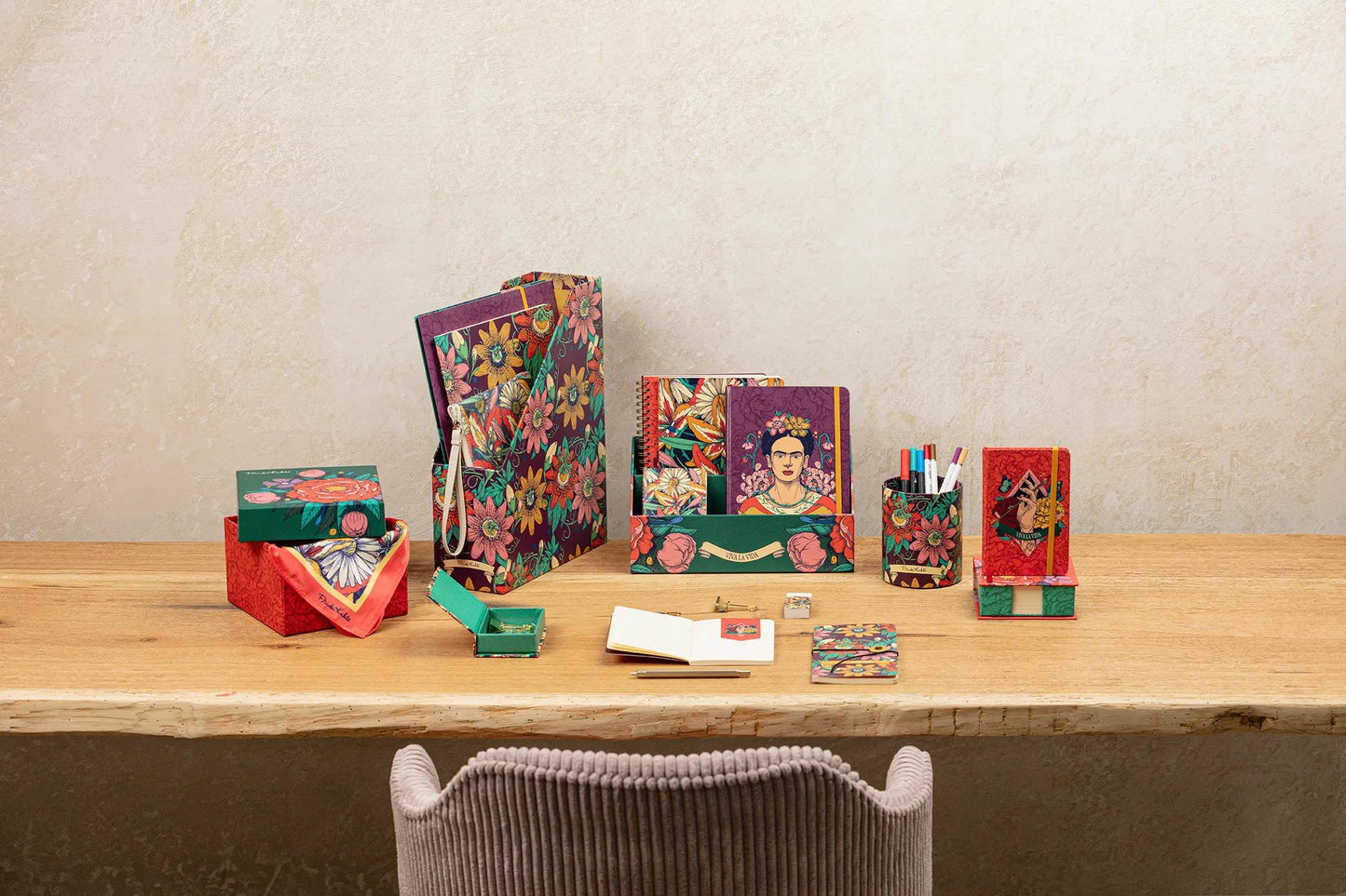 Frida Kahlo, A5 14.8x21 cm, 160 Seiten, gefüttert, Seitenmarke, elastischer Verschluss, Arsch. (Paket x4)