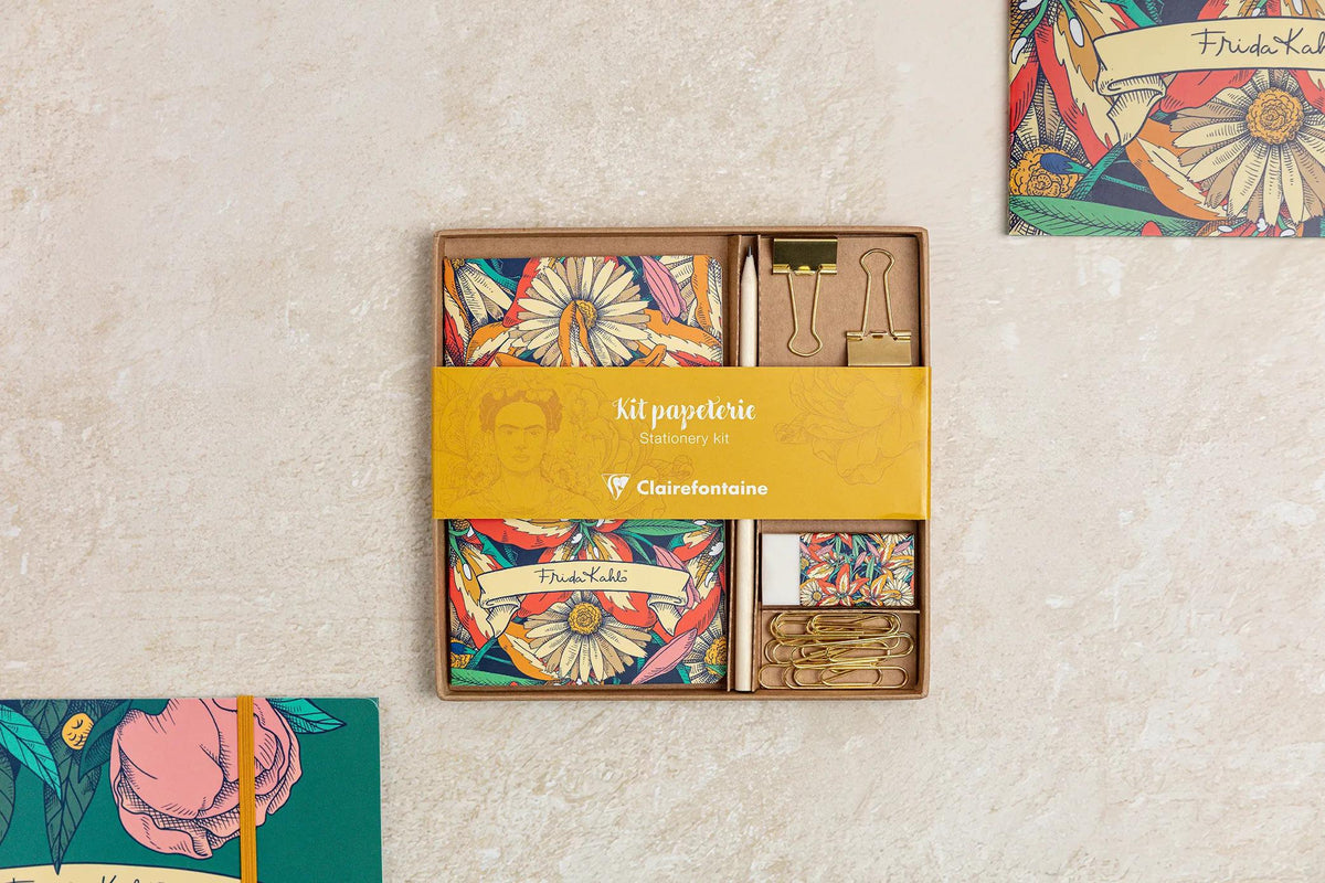 Frida Kahlo, Kit von Schreibwaren mit einem Notizbuch 11x17 cm 64 Seiten Linien, einem Bleistift aus Papier, 2 Doppelclips, 10 Posaunen und einem Gummi (3er-Pack)