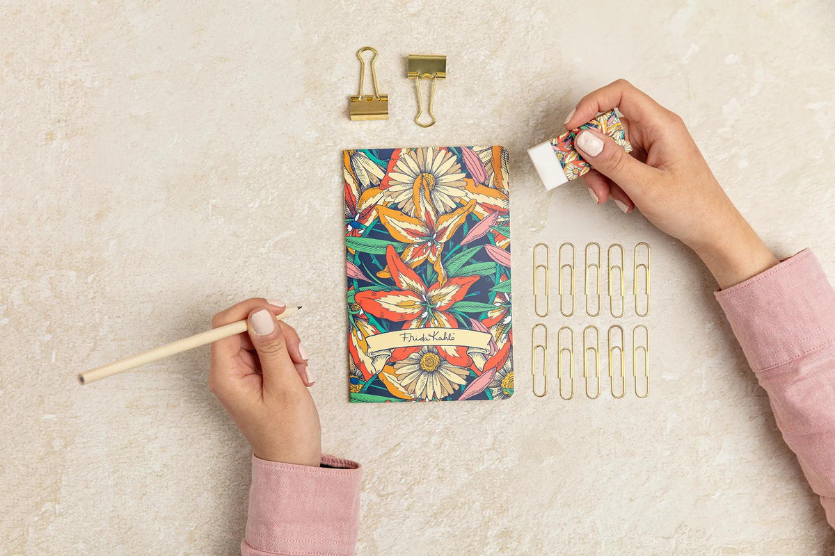 Frida Kahlo, Kit von Schreibwaren mit einem Notizbuch 11x17 cm 64 Seiten Linien, einem Bleistift aus Papier, 2 Doppelclips, 10 Posaunen und einem Gummi (3er-Pack)