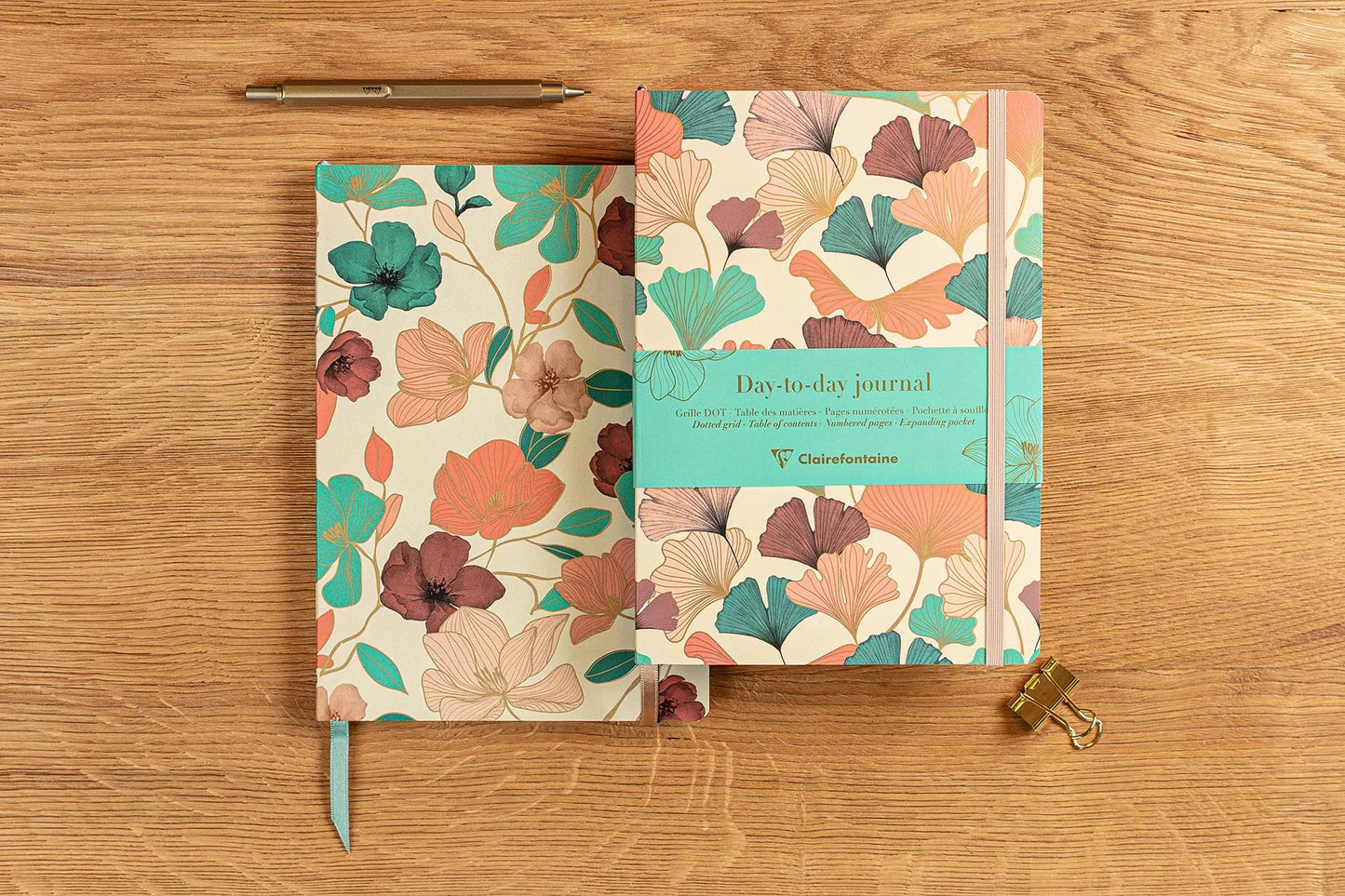 Gaia beige, DaytoDay quotidiano A5 14,8x21 cm, 192 pagine, dote, soffietto sul retro, marcatore, chiusura elastica, culo. (Pacchetto x4)