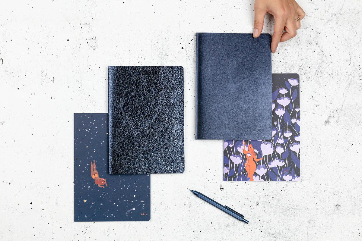 Adolie, Set of 2 notebooks sewn wire A5 14,8x21 cm, 64 pages, lineed. Bloom. 1 leather cover book + 1 card cover book printed, ass. (in bundle 3)
