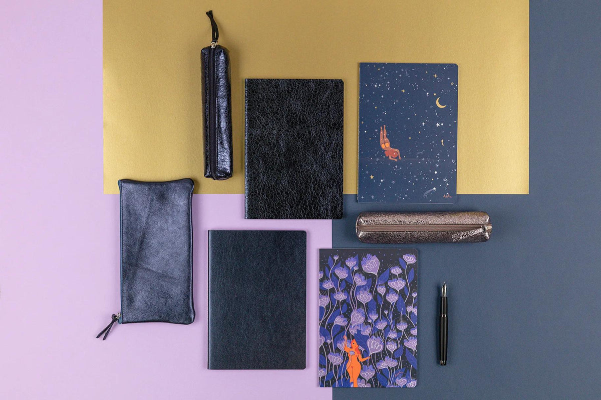 Adolis, Set von 2 Notebooks genäht Draht A5 14,8x21 cm, 64 Seiten, gefüttert. Sterne. 1 Lederbezug Buch + 1 Karte Deckkarte gedruckt, Arsch. (3er-Pack)