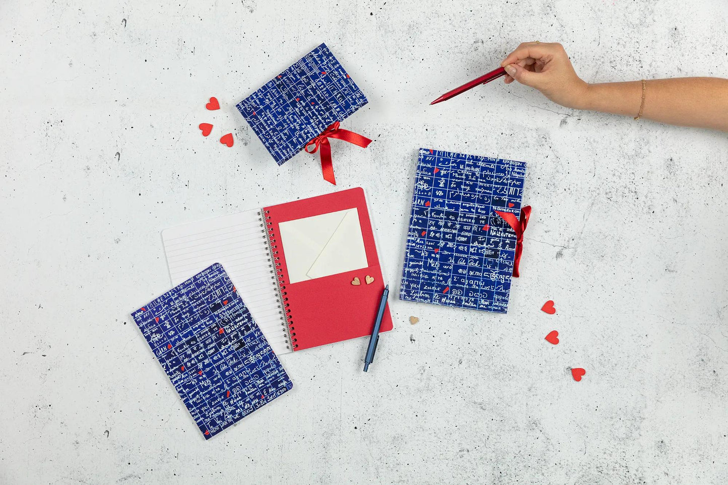 Il Muro di I Love You, Libro completo A5 14,8x21 cm, 120 pagine, foderato, 3 interlayers con 6 tasche - Nuovo (Pacchetto x4)