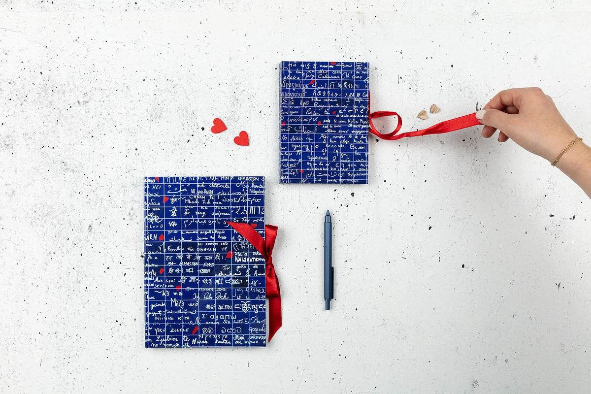 Le Mur des Je t'aime, Carnet rembordé rigide A6 10,5x14,8 cm, 144 pages, uni, fermeture avec ruban - New (lot de 4)
