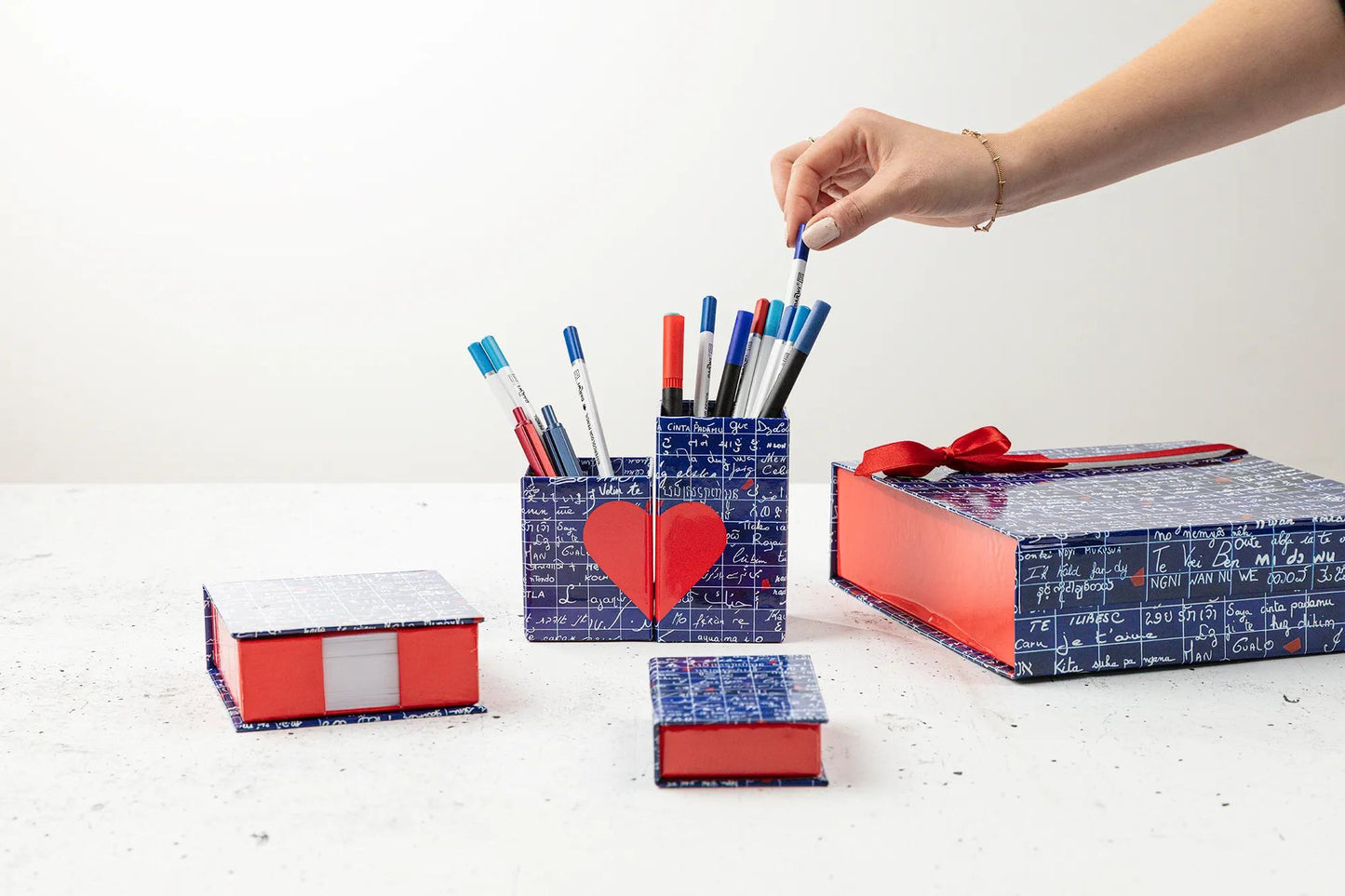 Die Mauer von I Love You, Set von 2 mittelmagnetischen Bleistiftgläsern 6x6x11 cm und klein 6x6x8 cm - Neu (Paket x4)