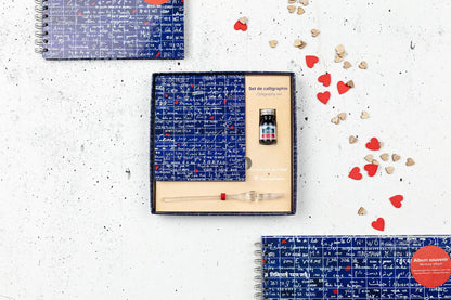 The Wall of I love you, Calligraphy set 21x21 cm containing a glass feather, a bottle of ink Rue de la Verrerie 10ml Jacques Herbin, a block of 60 sheets of white paper 185g - New