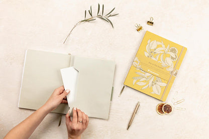 Jardin des Sens, DaytoDay Journal 19x25 cm, 192 Seiten, Dowry, Bauchtasche auf der Rückseite, Marker, elastischer Verschluss, Arsch. - Neu (4er-Pack)