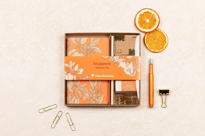Garten der Sens, Kit von Schreibwaren mit einem Notebook 11x17 cm 64 Seiten Linien, ein Bleistift aus Papier, 2 Doppelclips, 10 Posaunen und ein Gummi - Neu (3er-Pack)