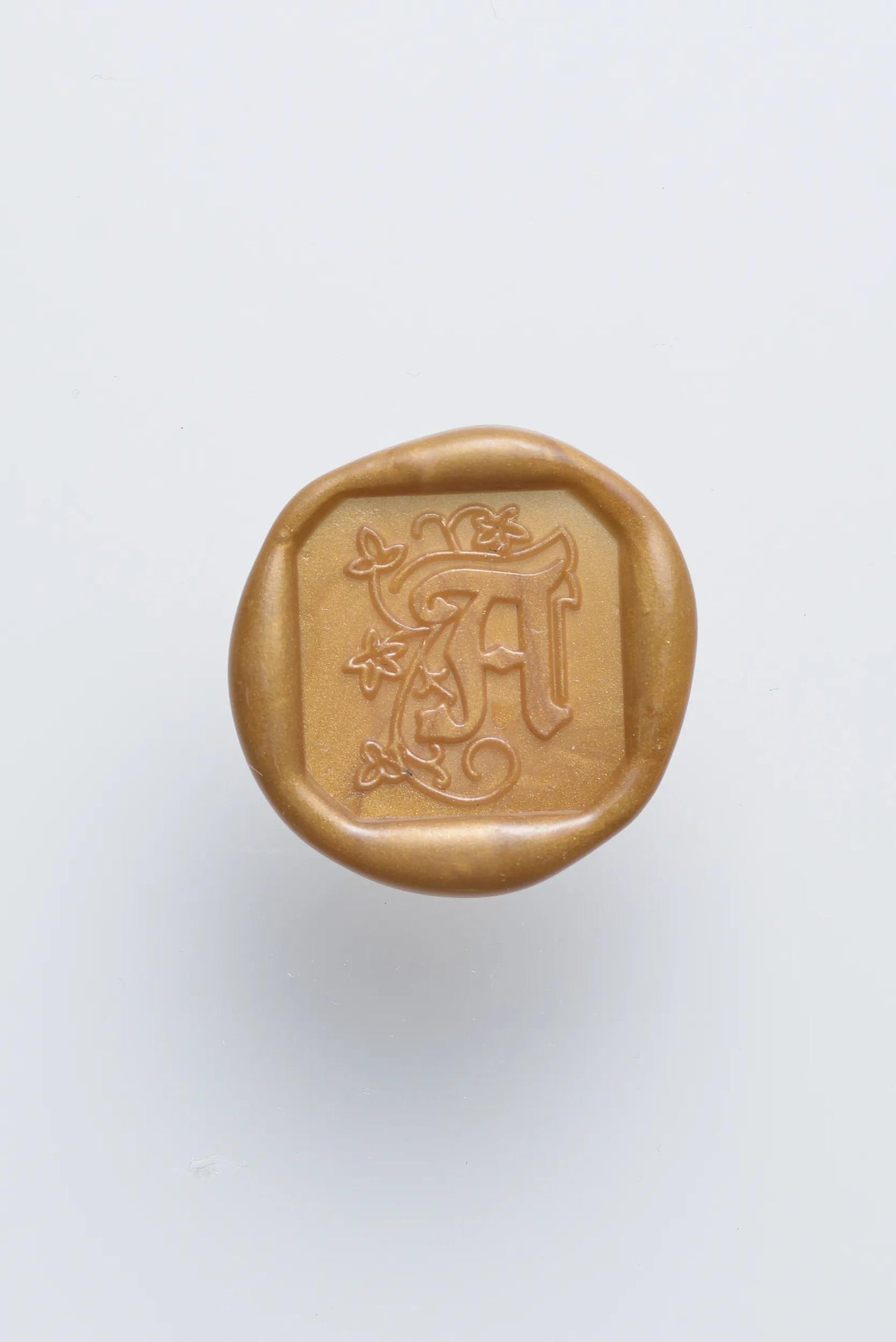 Sigillo a vite quadrata (lettera laminata) con manico in legno verniciato - A (Pacchetto x2)