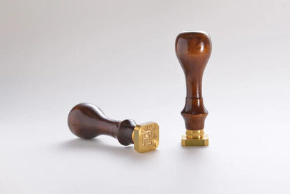 Sigillo a vite quadrata (lettera laminata) con manico in legno verniciato - A (confezione da 2)