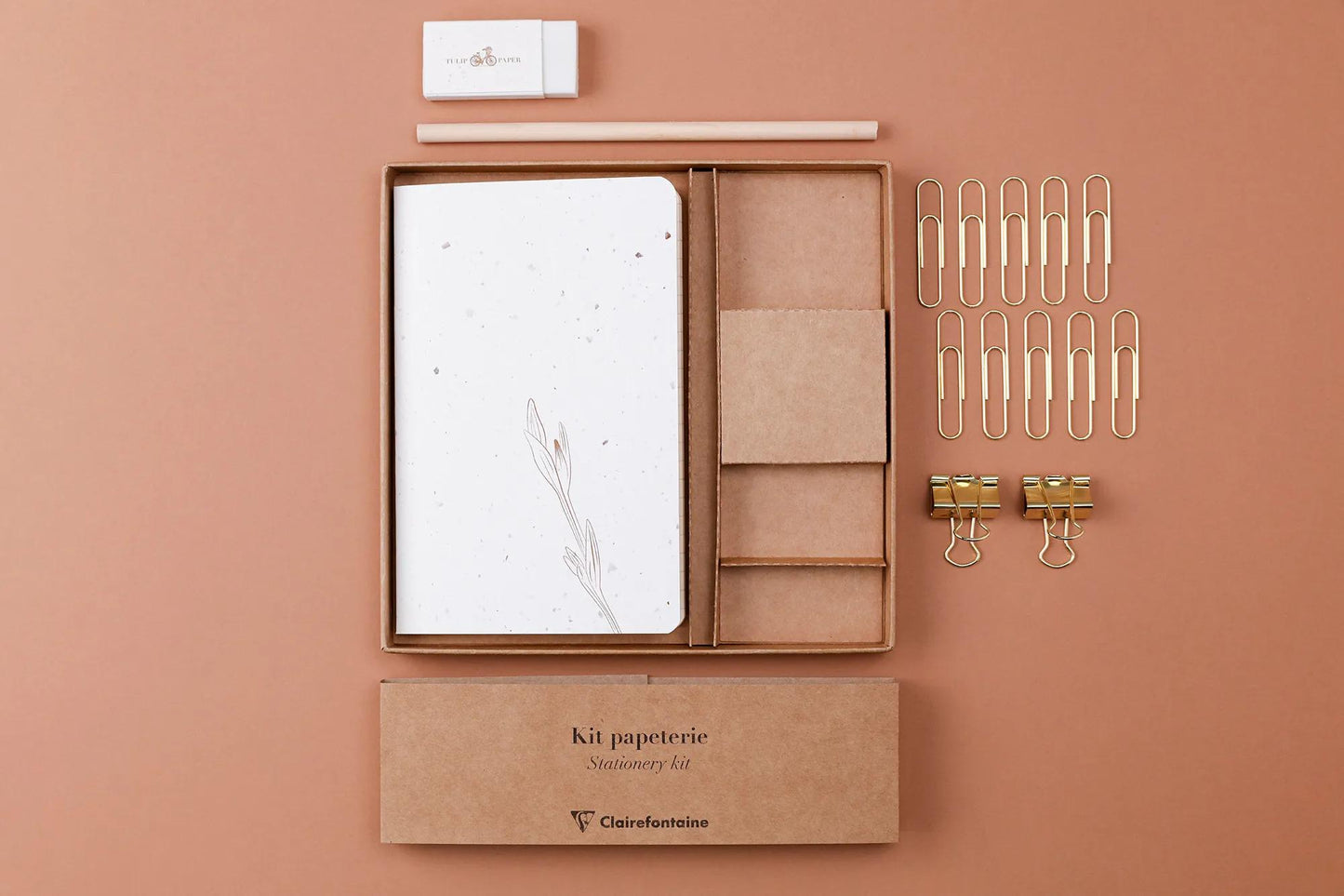 Tulpenpapier, Kit von Schreibwaren mit einem Notizbuch 11x17 cm 64 Seiten Linien, einem Bleistift aus Papier, 2 Doppelclips, 10 Posaunen und einem Gummi (Paket x3)