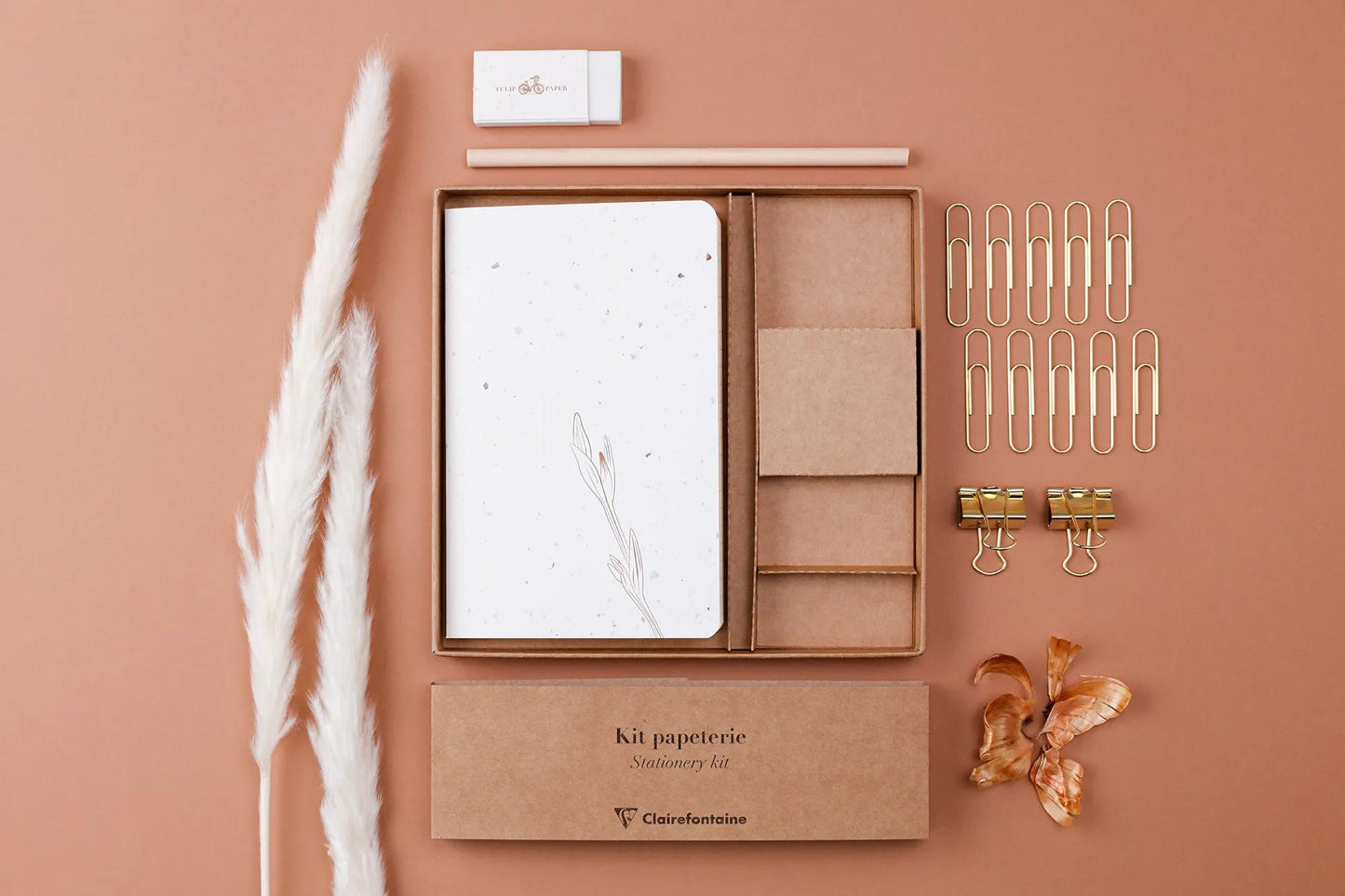Tulpenpapier, Kit von Schreibwaren mit einem Notizbuch 11x17 cm 64 Seiten Linien, einem Bleistift aus Papier, 2 Doppelclips, 10 Posaunen und einem Gummi (Paket x3)