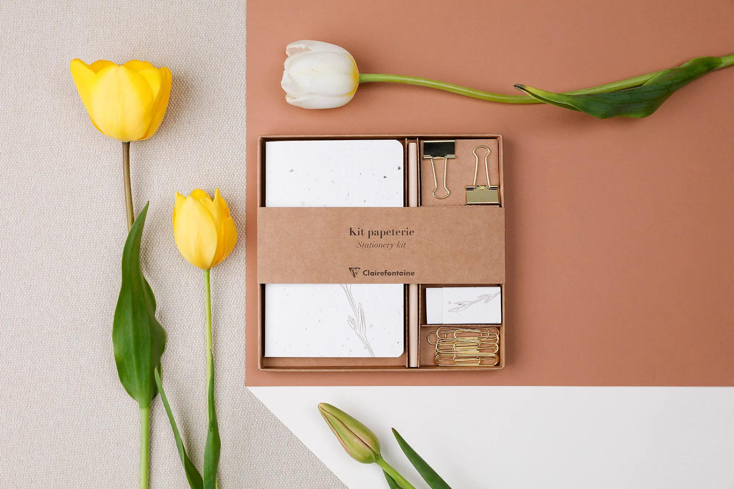 Tulpenpapier, Kit von Schreibwaren mit einem Notizbuch 11x17 cm 64 Seiten Linien, einem Bleistift aus Papier, 2 Doppelclips, 10 Posaunen und einem Gummi (Paket x3)