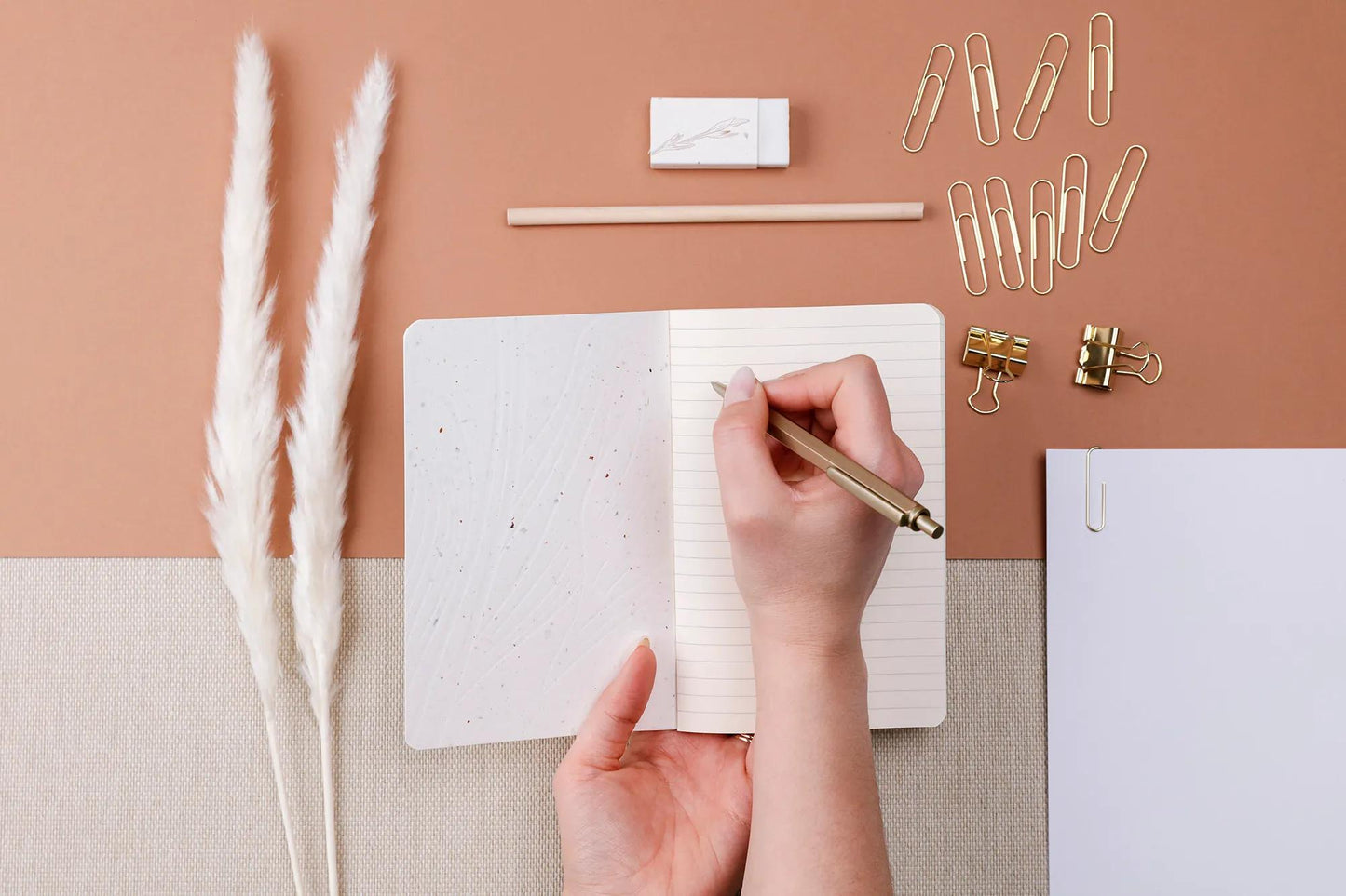 Tulpenpapier, Kit von Schreibwaren mit einem Notizbuch 11x17 cm 64 Seiten Linien, einem Bleistift aus Papier, 2 Doppelclips, 10 Posaunen und einem Gummi (Paket x3)