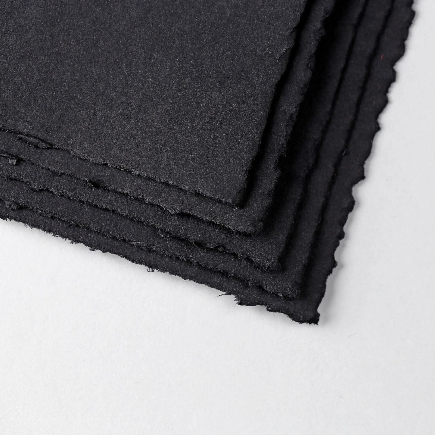 Fontaine Noir paquet 4 bords frangés 25F 56x76cm 300g grain fin